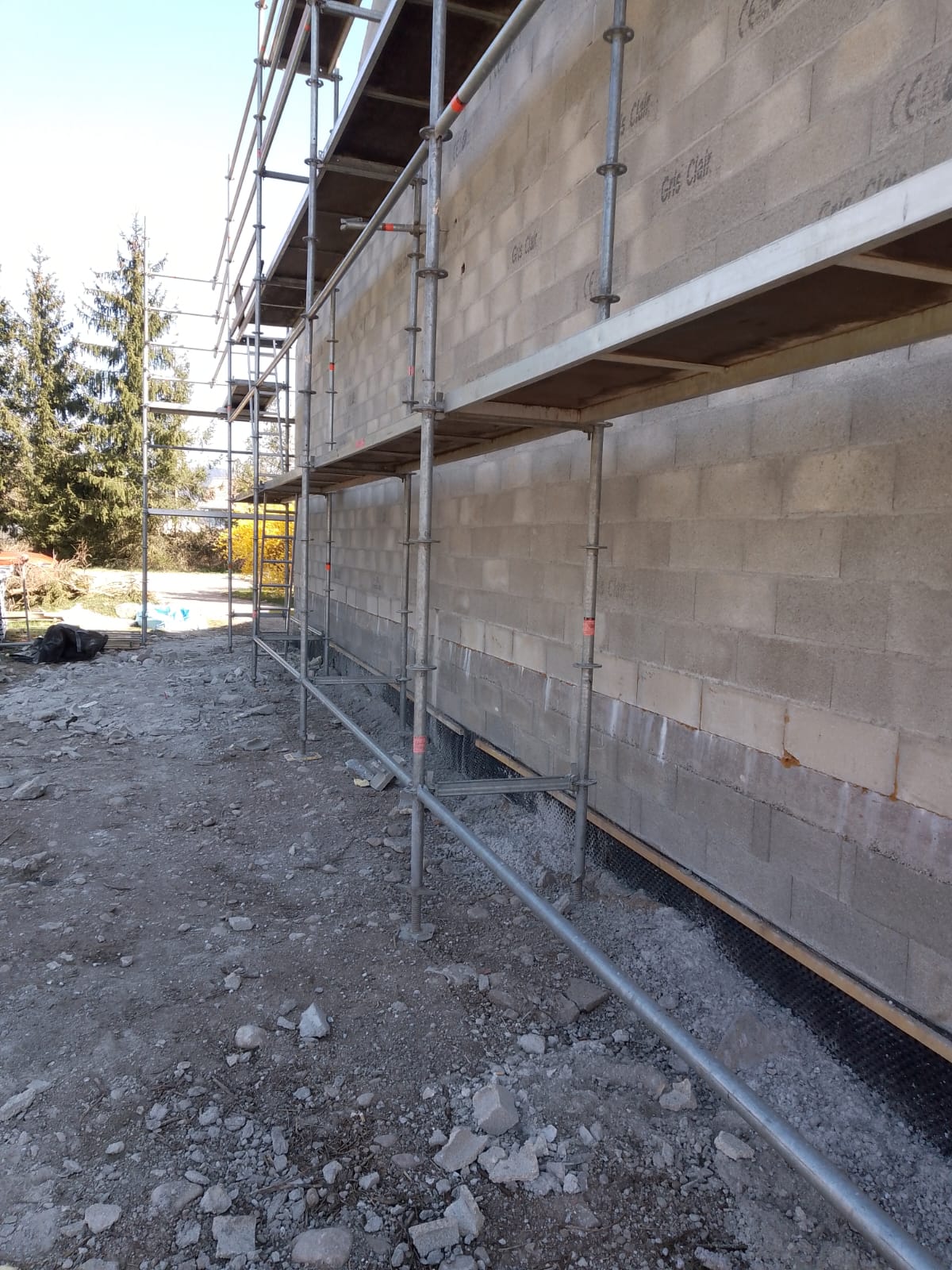 Élévation de mur en parpaings avec échafaudage